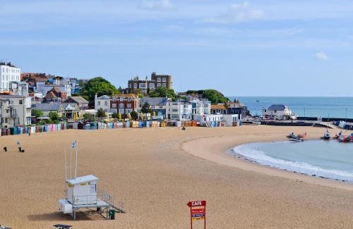 Broadstairs House | Family-Friendly Bayside Retreat with Perfect 10 Rating