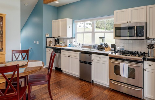 Rosario Cottage | Unforgettable Bayside Retreat with Marina Views and Spa