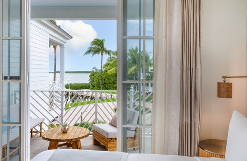 Islamorada Hotel | Idyllic Islander Bayside Villas with Pool & Boatslips