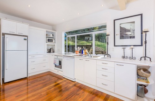 Paihia House | Beachside Oasis: Bayswater Hotel in Paihia with Ocean Views