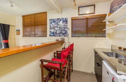 Paihia House | Beachside Oasis: Bayswater Hotel in Paihia with Ocean Views