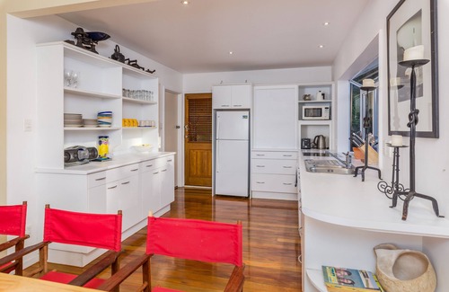 Paihia House | Beachside Oasis: Bayswater Hotel in Paihia with Ocean Views