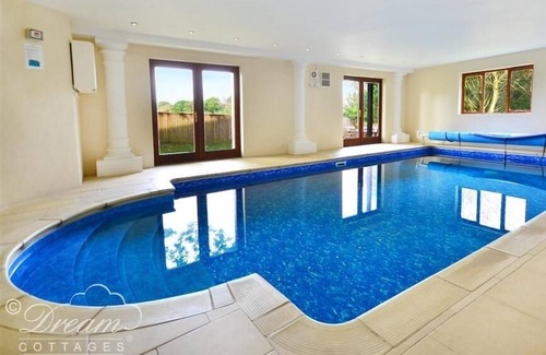 Holworth Cottage | Experience Baytree Lodge: Poolside Relaxation in Osmington