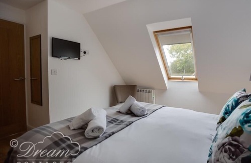Holworth Cottage | Experience Baytree Lodge: Poolside Relaxation in Osmington