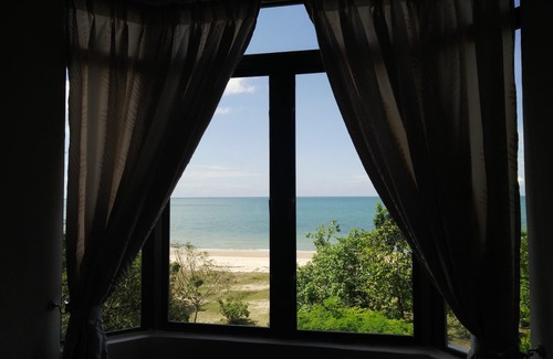 Si Rusa Apartment | Discover Bayu Beach Apartment PD with Kitchen Amenities