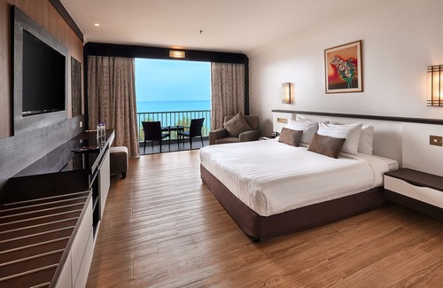 Batu Ferringhi Hotel | Relax at Bayview Beach Resort with Pool and Spa Amenities
