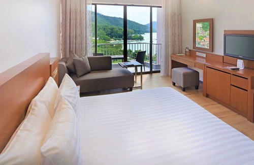 Batu Ferringhi Hotel | Relax at Bayview Beach Resort with Pool and Spa Amenities