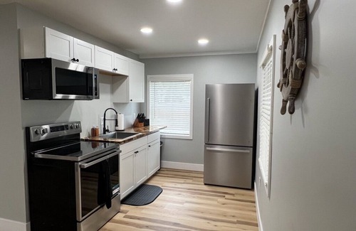 Bay View House | Bayview Bungalow - Family Friendly Retreat Near the Lake
