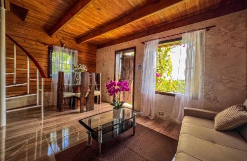 Barrio La Fortaleza Vieja Apartment | Bayview Chalet: 4-Star Stay with Pool & Family-Friendly Fun