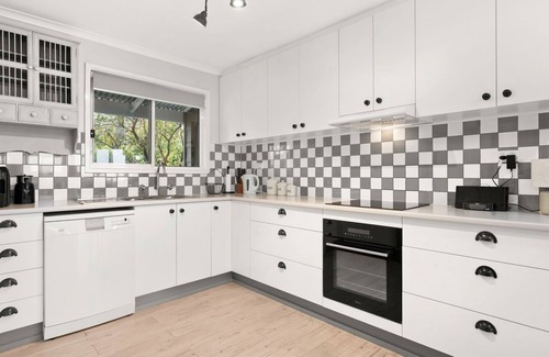 Ventnor House | Bayview Cottage: Pet-Friendly Oceanfront Retreat in Ventnor
