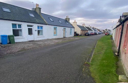 Portmahomack Cottage | Bayview Cottage Portmahomack - Coastal Retreat with Hot Tub