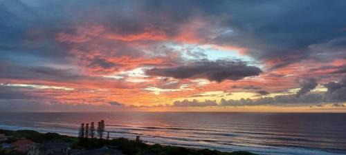 Amanzimtoti House | Beautiful Bayview Guest House with Oceanfront Amenities