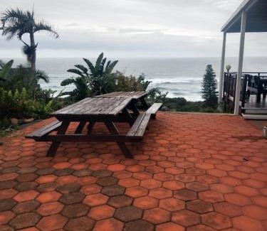 Amanzimtoti House | Beautiful Bayview Guest House with Oceanfront Amenities