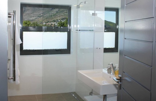 Cape Town City Centre Hotel | Bayview Guest House: Family-Friendly Stay with Pool & Dining