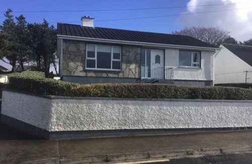 Dungloe House | Inviting Bayview House Dungloe - Family-Friendly Getaway