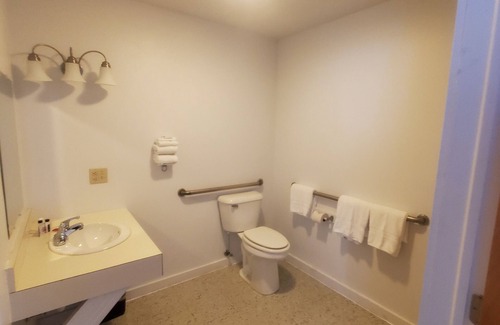 St Ignace Hotel | Bayview Lakefront Motel: Family-Friendly with Breakfast & Kitchen