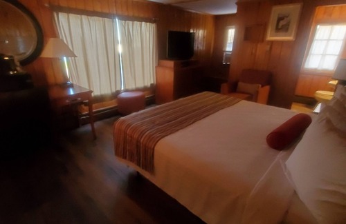 St Ignace Hotel | Bayview Lakefront Motel: Family-Friendly with Breakfast & Kitchen