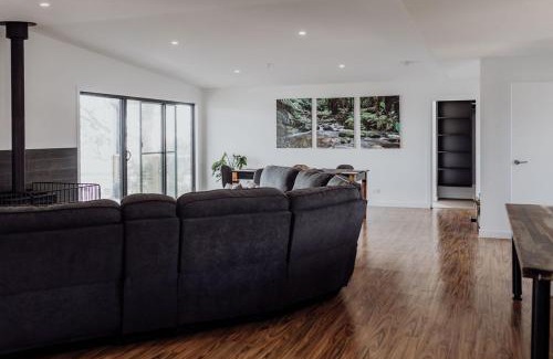 St Helens House | Bayview Lodge - Unforgettable Views and Family-Friendly Stay!