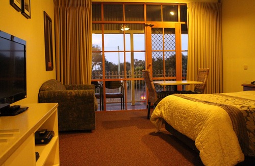 Capel Sound Hotel | Inviting Bayview Motel Rosebud: Family-Friendly with Pool