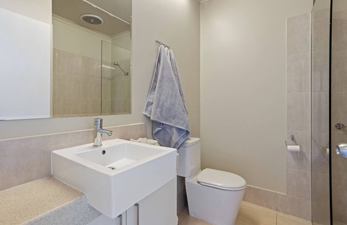 Capel Sound Hotel | Inviting Bayview Motel Rosebud: Family-Friendly with Pool