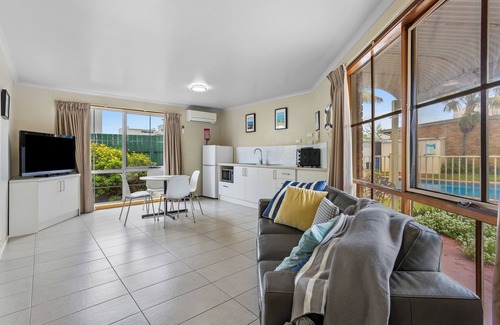 Capel Sound Hotel | Inviting Bayview Motel Rosebud: Family-Friendly with Pool