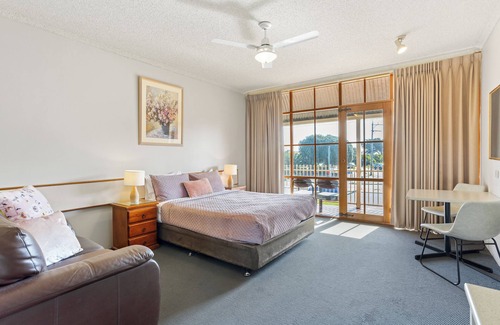 Capel Sound Hotel | Inviting Bayview Motel Rosebud: Family-Friendly with Pool