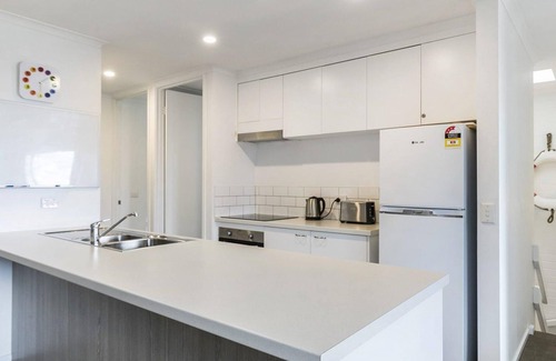 Lorne Apartment | Bayview Number Two: Pet-Friendly Coastal Retreat Awaits!