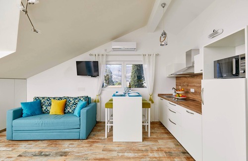 Tomicici Apartment | Cozy Bayview Studio with Panoramic Sea View, Walk to Beach