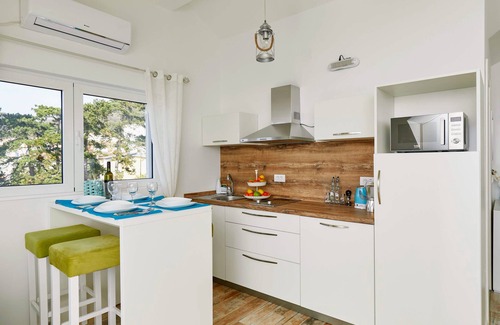 Tomicici Apartment | Cozy Bayview Studio with Panoramic Sea View, Walk to Beach