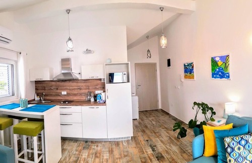 Tomicici Apartment | Cozy Bayview Studio with Panoramic Sea View, Walk to Beach