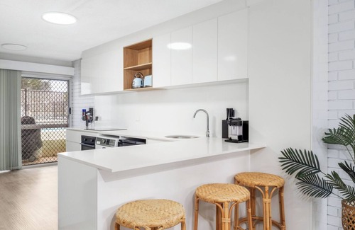 Yeppoon Hotel | Bayview Tower: Family-Friendly Retreat with Pool & Kitchen
