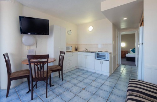 Yeppoon Hotel | Bayview Tower: Family-Friendly Retreat with Pool & Kitchen