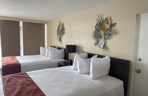 Trailer Estates Hotel | Bayview Waterfront Room with Pool, Tiki Bar & Grill Awaits
