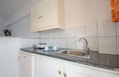 Amoudi Apartment | Baywatch 5: Pet-Friendly Retreat Right on the Water