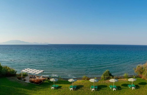 Amoudi Apartment | Baywatch 5: Pet-Friendly Retreat Right on the Water
