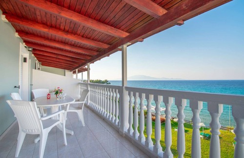 Amoudi Apartment | Baywatch 6: Waterfront Retreat with Family-Friendly Amenities