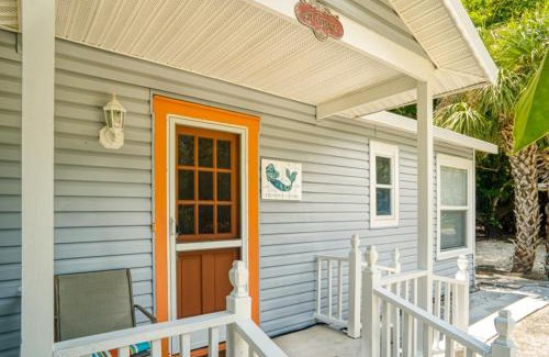 Captiva House | Baywatch Cottage: Your Perfect Family Getaway with Pool