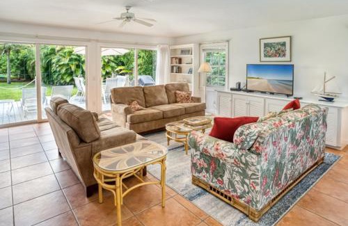 Captiva House | Baywatch Cottage: Your Perfect Family Getaway with Pool