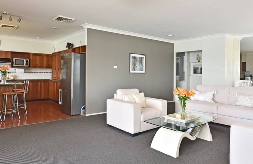 Silverwater House | Discover Baywatch Waterfront Lake Retreat with Private Jetty