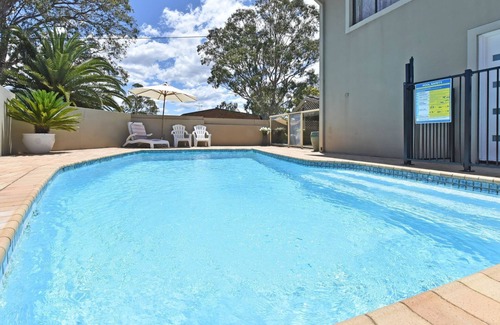 Silverwater House | Discover Baywatch Waterfront Lake Retreat with Private Jetty