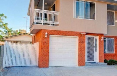 Maroochydore House | Bayz on the River: Waterfront Retreat with Kayaks & Pets Welcome