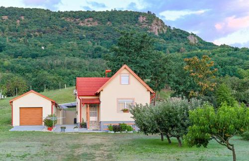 Kisapati Apartment | Bazaltorgona Vendégház: Guest Rated 9.8 with Oceanfront Spa
