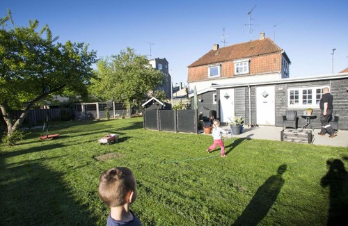 Guldborgsund Kommune Bed & Breakfast | Family-Friendly BB-Vesterskov with Breakfast & Kitchen Access