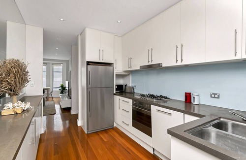Bondi Apartment | Inviting Bondi Beach Views with Spa and Breakfast Amenities