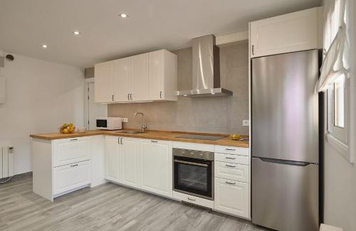 El Carmel Apartment | Relaxing Barcelona El Carmel Apartment with Scenic Terrace