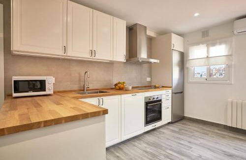 El Carmel Apartment | Relaxing Barcelona El Carmel Apartment with Scenic Terrace