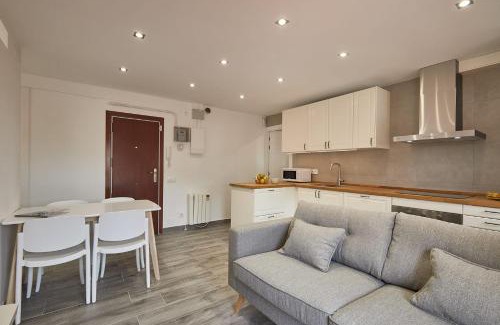 El Carmel Apartment | Relaxing Barcelona El Carmel Apartment with Scenic Terrace