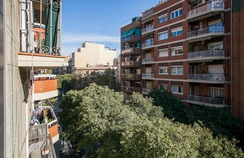 el Camp d'en Grassot i Gracia Nova Apartment | Discover Barcelona Gaudí Flats: Family-Friendly Retreat