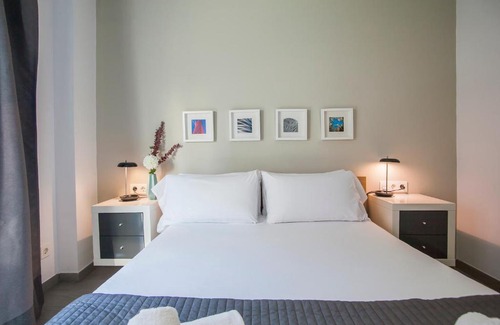 el Camp d'en Grassot i Gracia Nova Apartment | Discover Barcelona Gaudí Flats: Family-Friendly Retreat