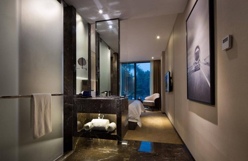 Luohu Hotel | Discover BBHOL Elegant Hotel: Family-Friendly Amenities Awaits